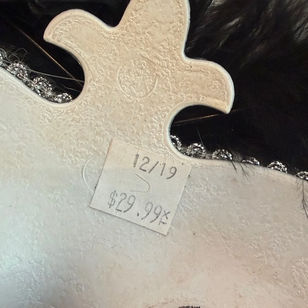 Unbranded • Elegant Venetian-Style Masquerade Mask in Black and Silver